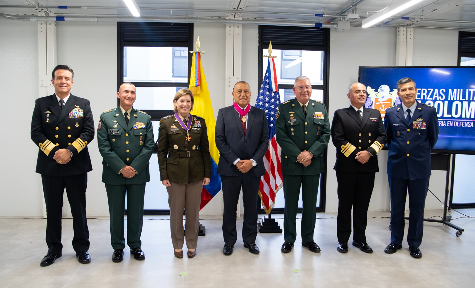 Fotografía de archivo de un encuentro entre el Estado Mayor Conjunto colombiano y el Comando Sur de Estados Unidos en 2022; contexto de cooperación bilateral, no corresponde al anuncio del paquete de seguridad