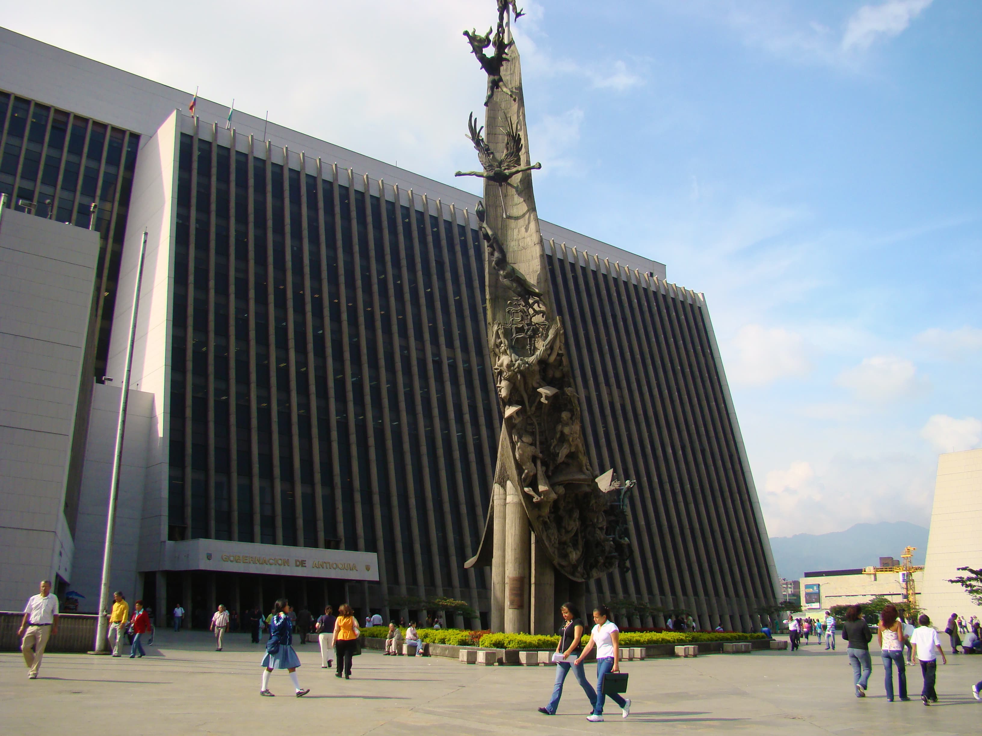Fotografía de archivo del edificio de la Gobernación de Antioquia y el Monumento a la Raza en Medellín; no corresponde al hecho puntual de esta nota