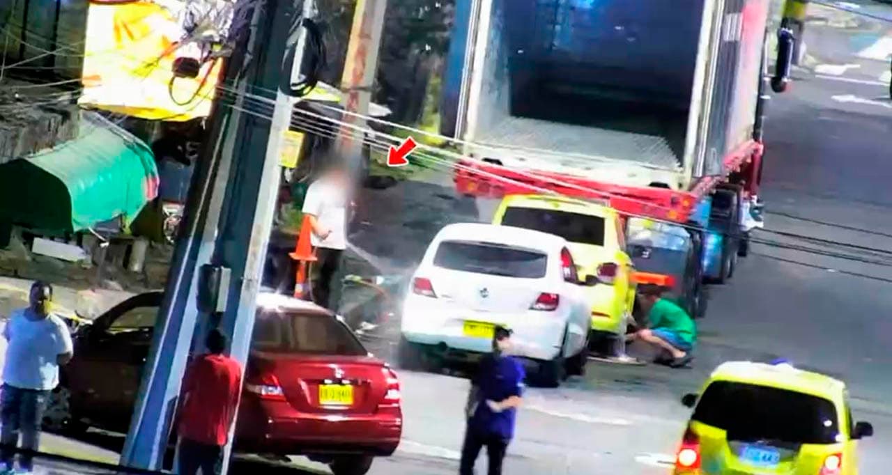 Captura de vigilancia difundida por la Alcaldía de Medellín sobre lavado de vehículo en calle; no se ha vinculado a una sanción concreta. Foto de contexto · fecha de toma no verificada.