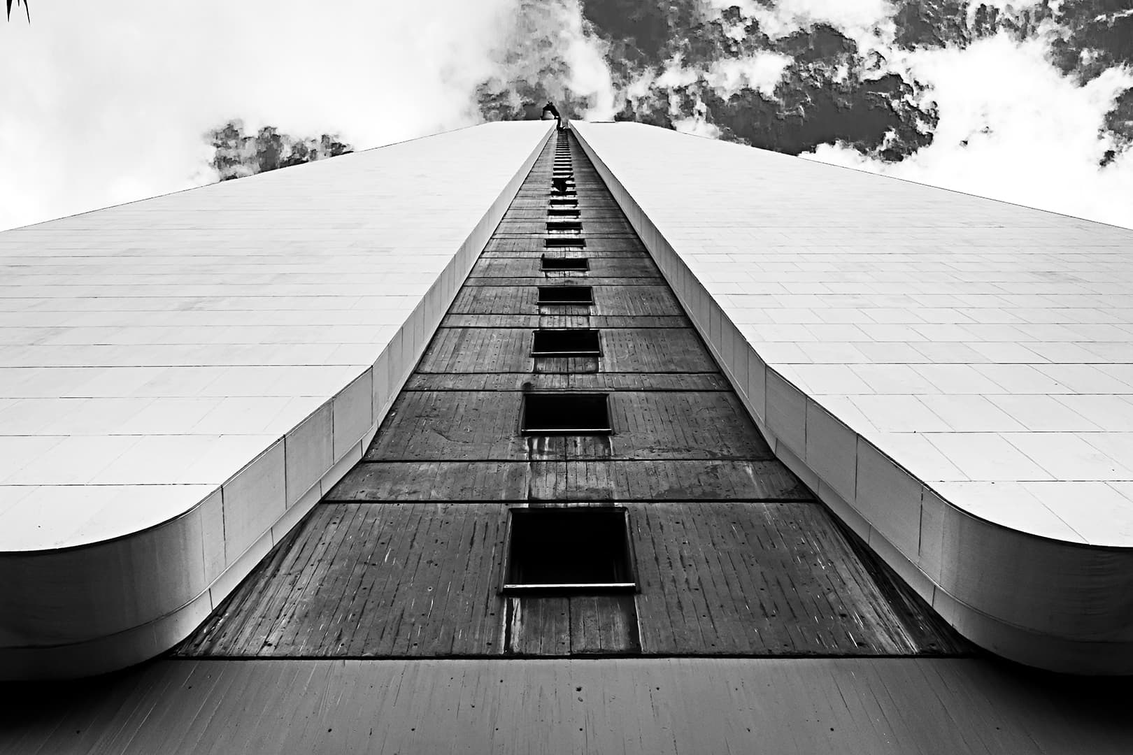Fotografía nadir del emblemático edificio Coltejer de Medellín