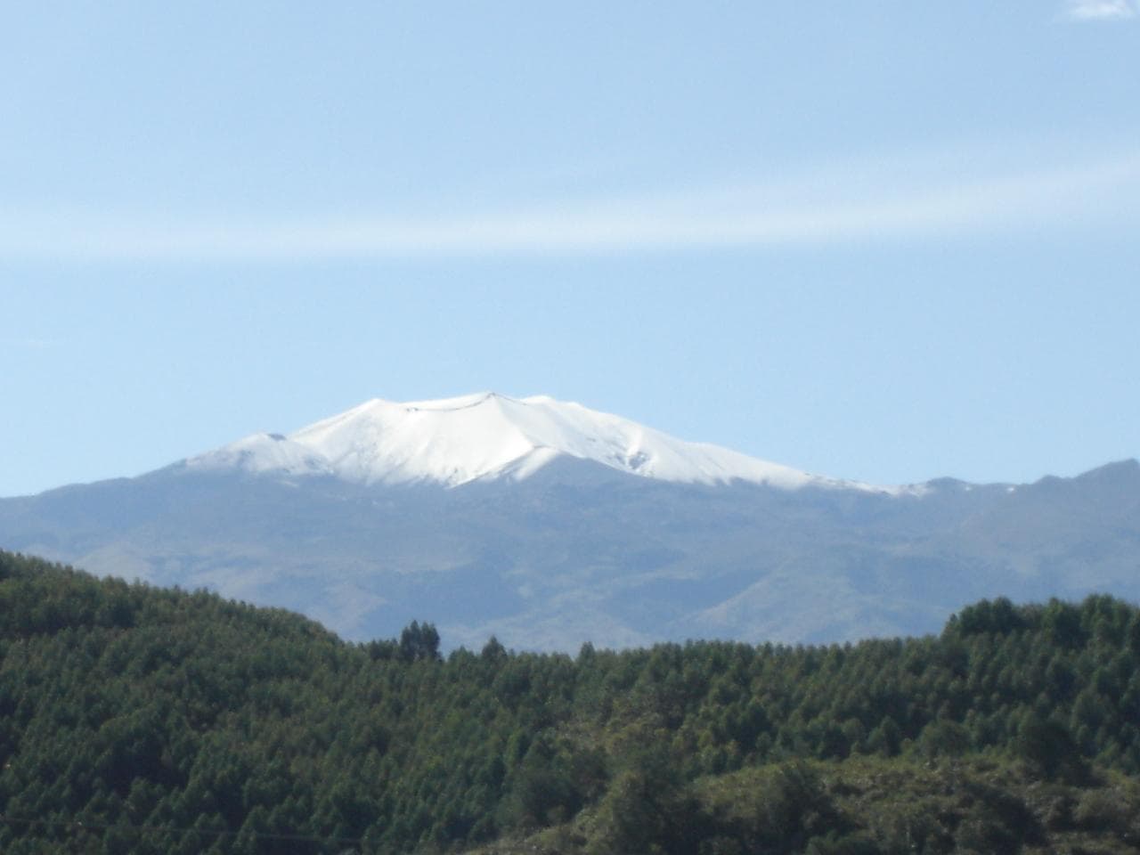 Fotografía de archivo del volcán Puracé visto desde Popayán en 2006; no muestra la actividad volcánica actual