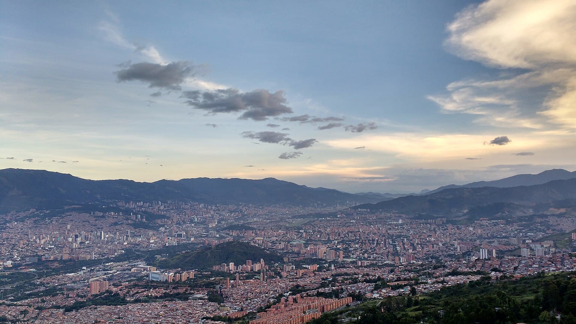 Panorámica del Valle del Aburrá y las montañas circundantes en una tarde soleada desde el Cerro El Picacho