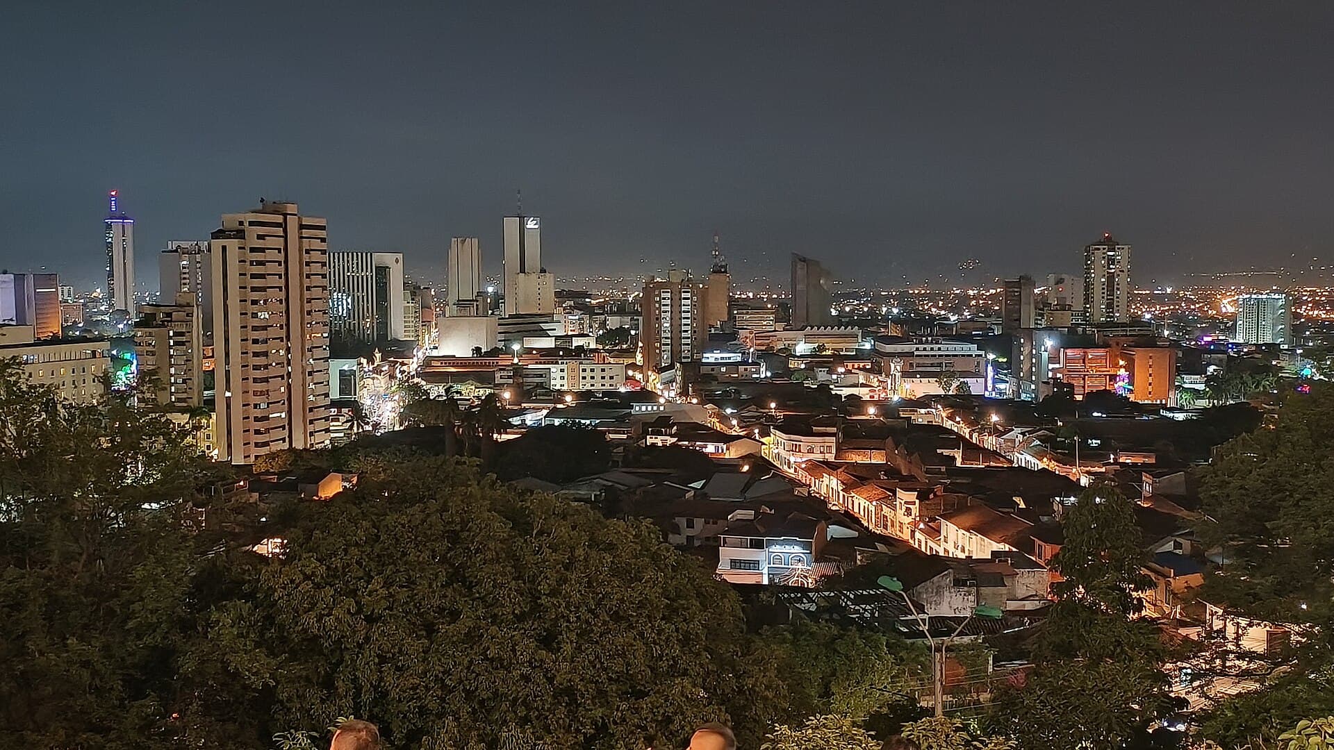 Panorámica nocturna de Cali diciembre de 2023.
