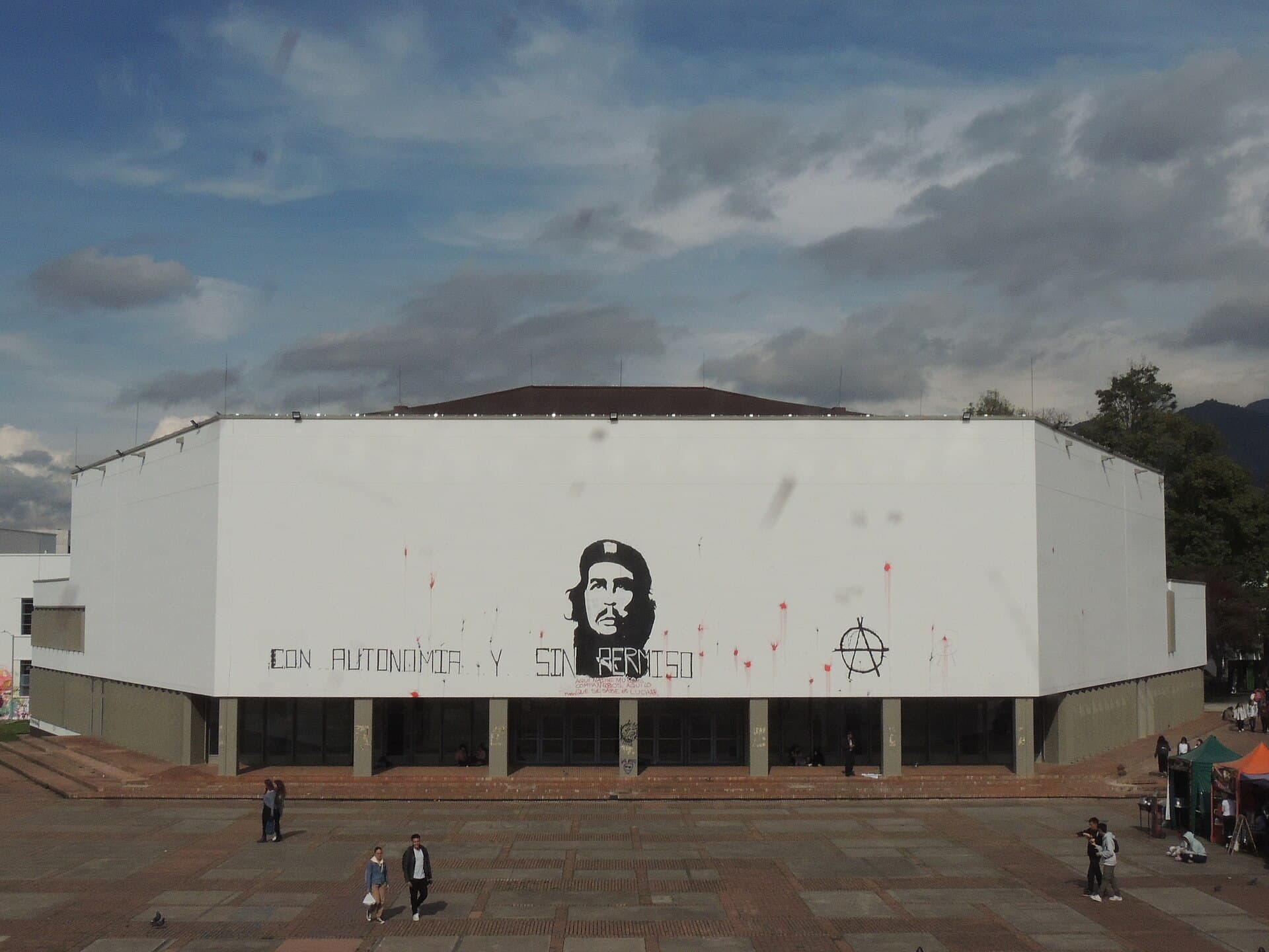 Fachada del edificio Auditorio León de Greiff con el esténcil del comandante Che Guevara, plaza central de la Universidad Nacional de Colombia.