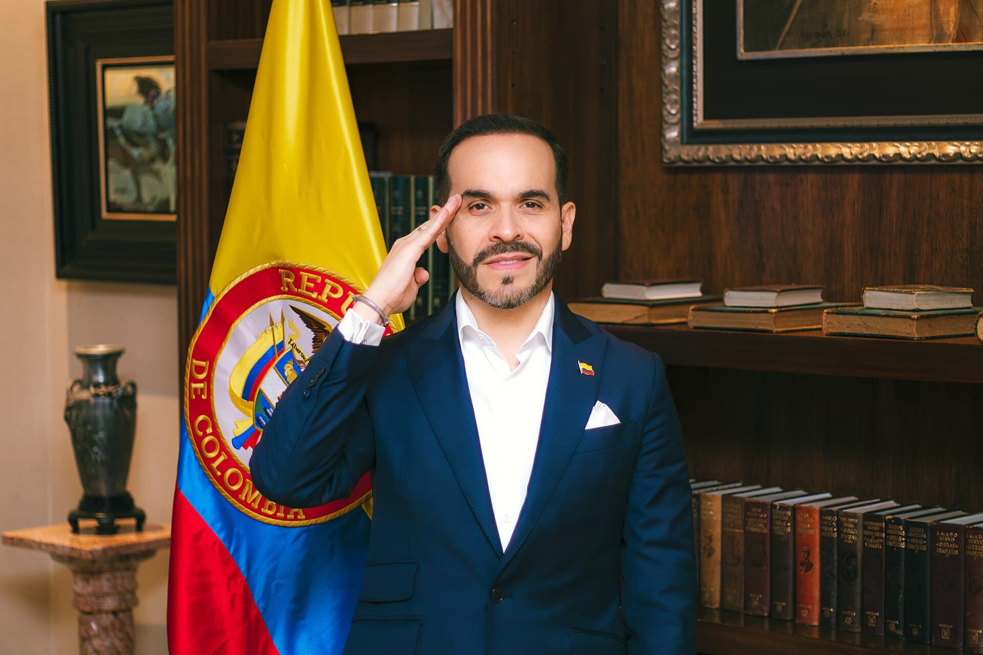 El candidato presidencial colombiano Abelardo de la Espriella realiza su característico saludo de campaña acompañado del lema "Firme por la patria".