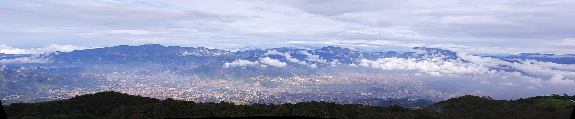 Panorámica del Valle de Aburrá desde el oriente. Se aprecia desde la cabecera urbana de Caldas (izq. de la imagen), hasta la de Bello (der).