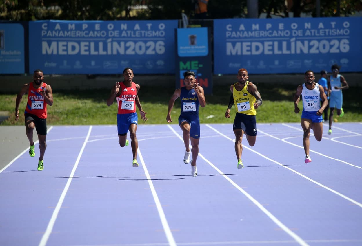 Corredores sobre la pista del Estadio de Atletismo Alfonso Galvis Duque durante el Panamericano de junio de 2026. Foto de contexto · fecha de toma no verificada.