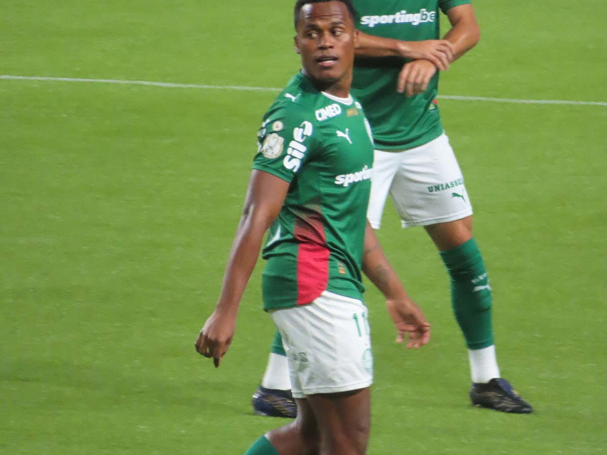 Jhon Arias (frente) e Andreas Pereira (atrás), jogadores do Palmeiras, em partida contra a Jacuipense, válida pela fase de 16 avos de final da Copa do Brasil de Futebol de 2026.