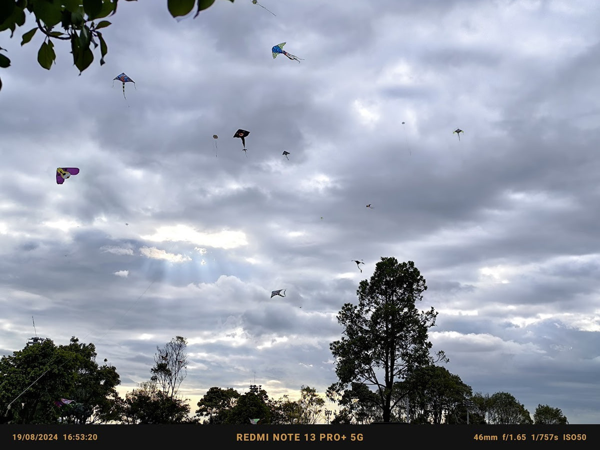 Agosto es una fecha especial donde se aprovechan los parques de la ciudad de Bogotá para elevar cometas gracias a la temporada de vientos.
