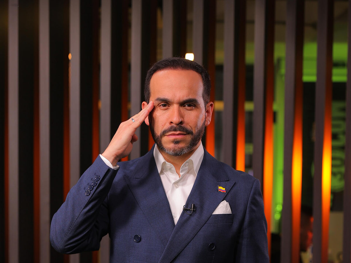 El candidato presidencial colombiano Abelardo de la Espriella realiza su característico saludo de campaña acompañado del lema "Firme por la patria".