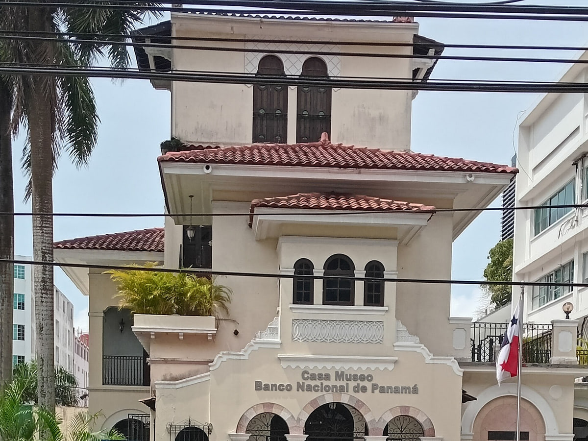 Casa Museo de Banco Nacional de Panamá está ubicada en el barrio de La Exposición, Corregimiento de Calidonia, Republica de Panamá.