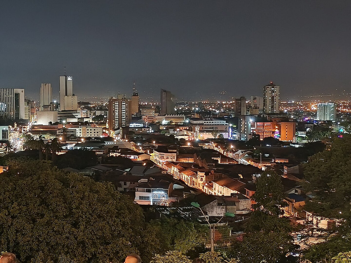 Panorámica nocturna de Cali diciembre de 2023.