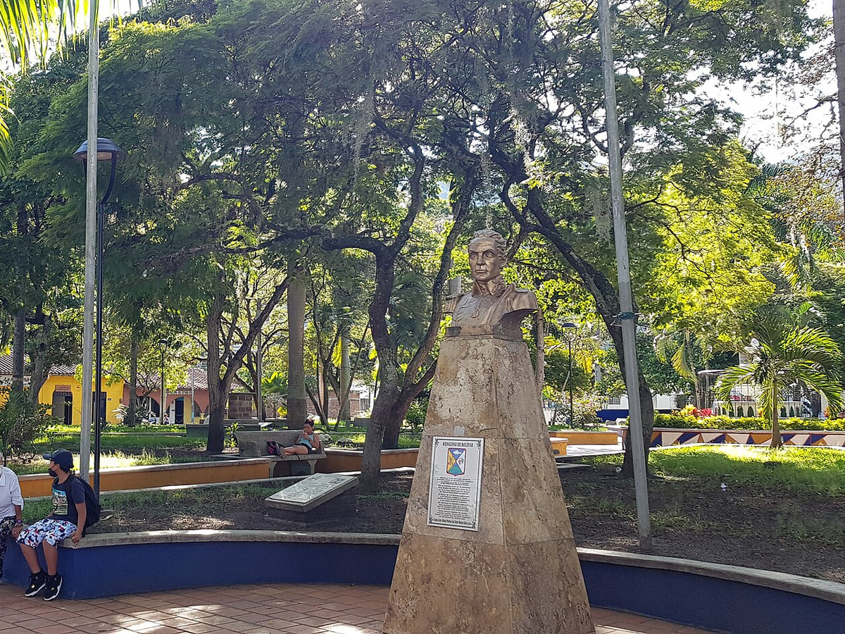 Fotografía tomada durante el día del parque en el pueblo de Bolívar, en el departamento del Valle del Cauca, Colombia
