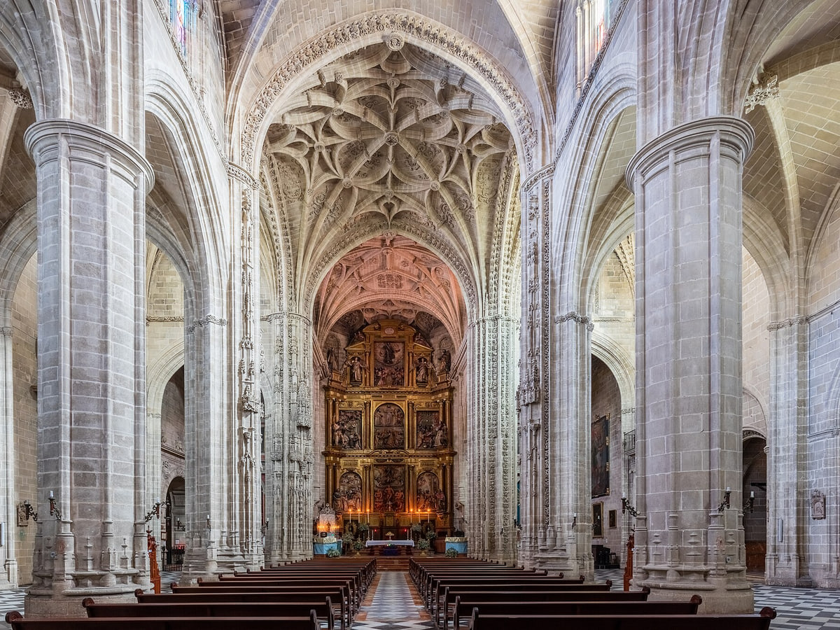 Nave central de la Iglesia de San Miguel , Jerez de la Frontera , España. La iglesia está compuesta de 3 naves, siendo la central de mayor tamaño que las laterales. Los pilares est…