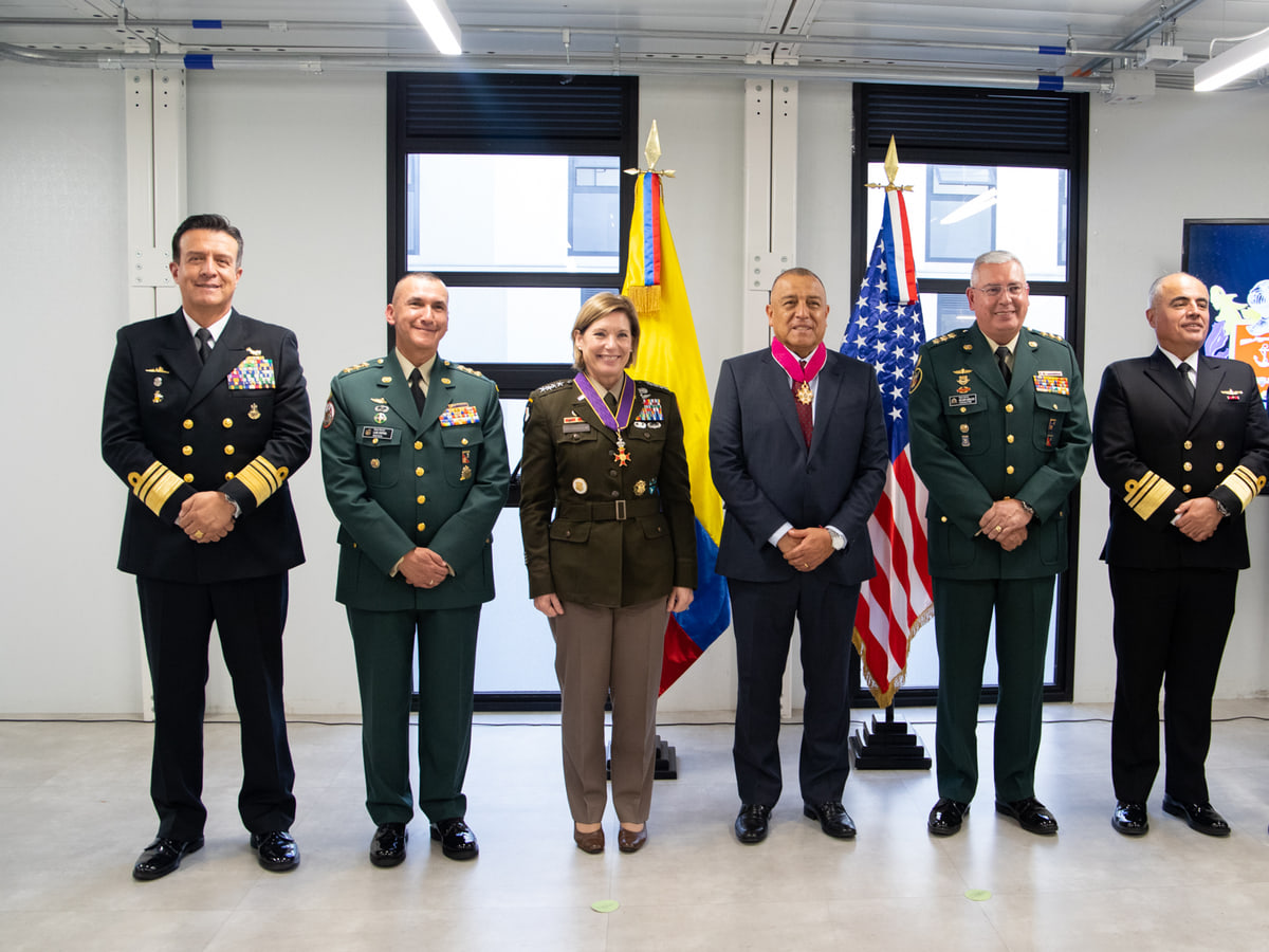 Fotografía de archivo de un encuentro entre el Estado Mayor Conjunto colombiano y el Comando Sur de Estados Unidos en 2022; contexto de cooperación bilateral, no corresponde al anuncio del paquete de seguridad
