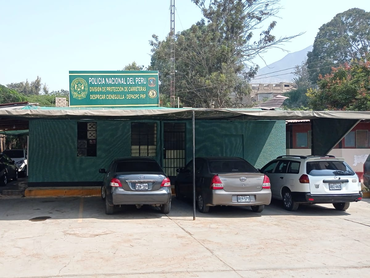 Policía Nacional del Perú, División de protección de carreteras en Cieneguilla. Brindan seguridad a los ciudadanos y los socorren en situaciones de peligro