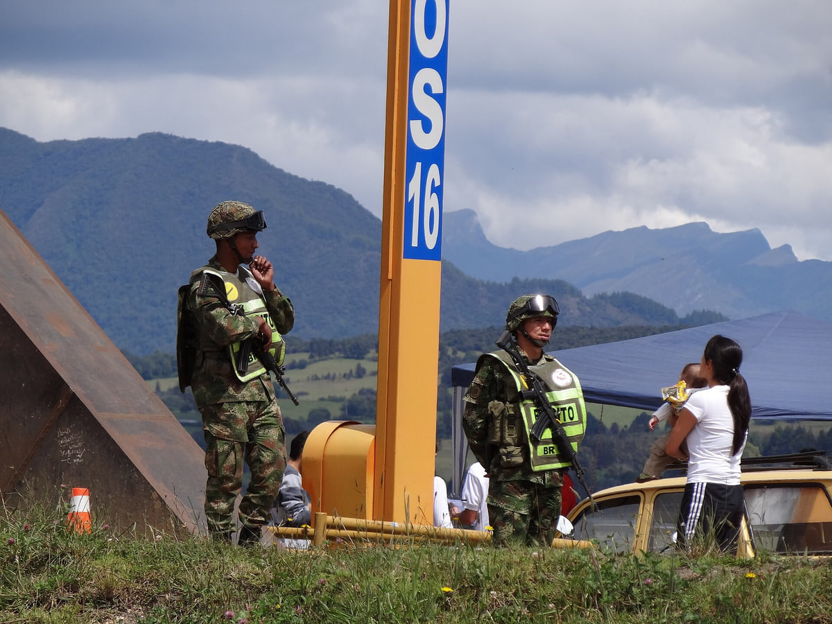 Efectivos del Ejército Nacional de Colombia en inmediaciones al embalse del Sisga en el departamento de Cundinamarca, Colombia