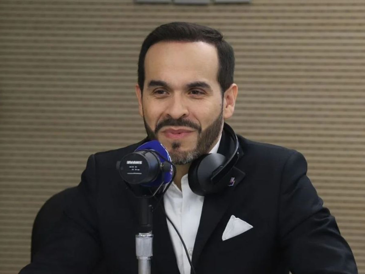 Abelardo de la Espriella concede una entrevista candida como candidato a las elecciones presidenciales colombianas.