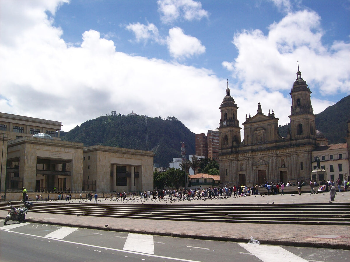 La Plaza de Bolívar de Bogotá y el Cerro de Monserrate