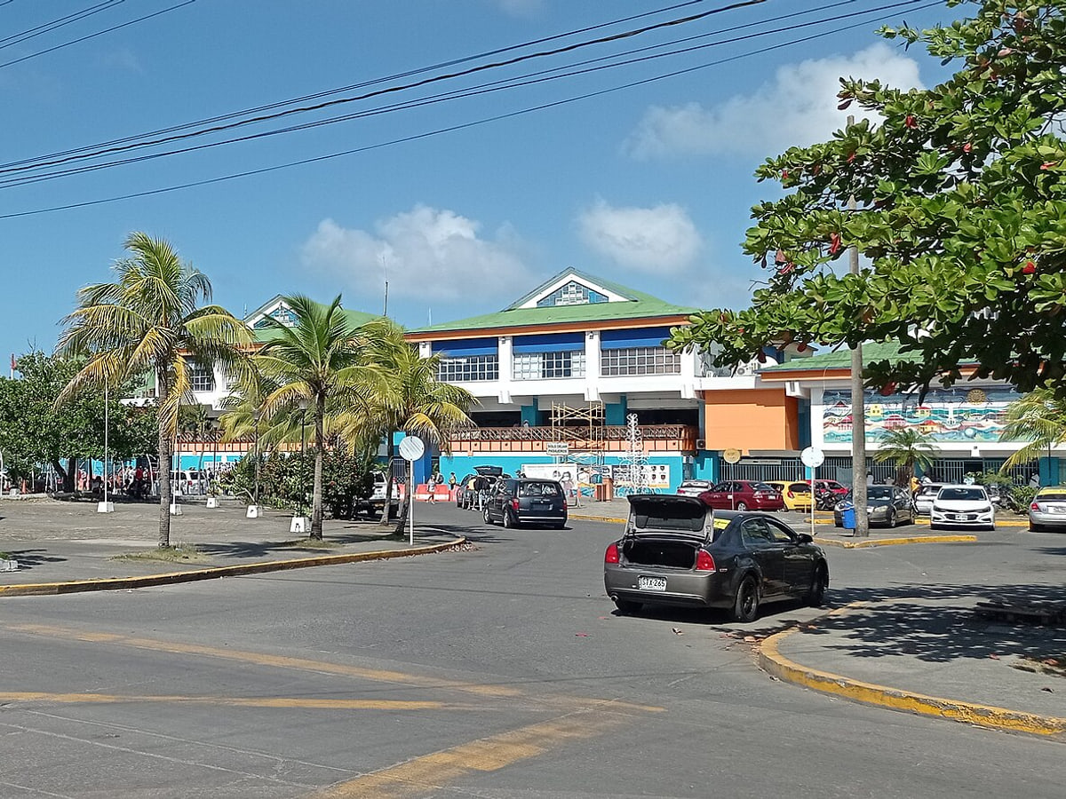 Monumento en honor a los Isleños que peliaron en la guerra contra El Perú, a las afueras del aeropuerto de San Andrés