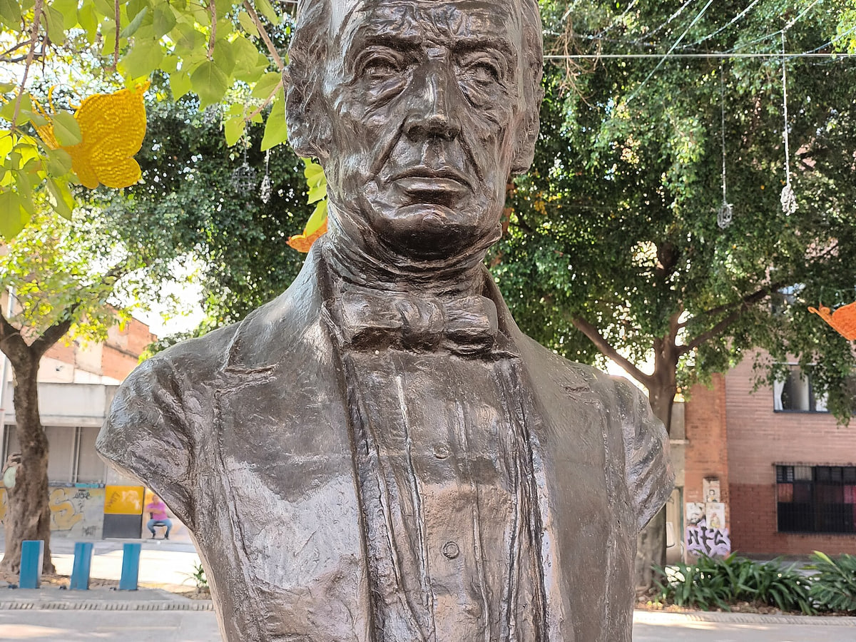 Busto de José Manuel Restrepo, ubicado en la Av. la Playa, Medellín, Colombia