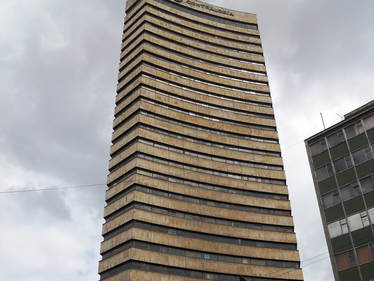Edificio Colseguros, actual Contraloría General de la República, Bogotá, carrera Décima con calle Diecisiete. Diseño de 1974 de la firma Obgregón Valenzuela.
