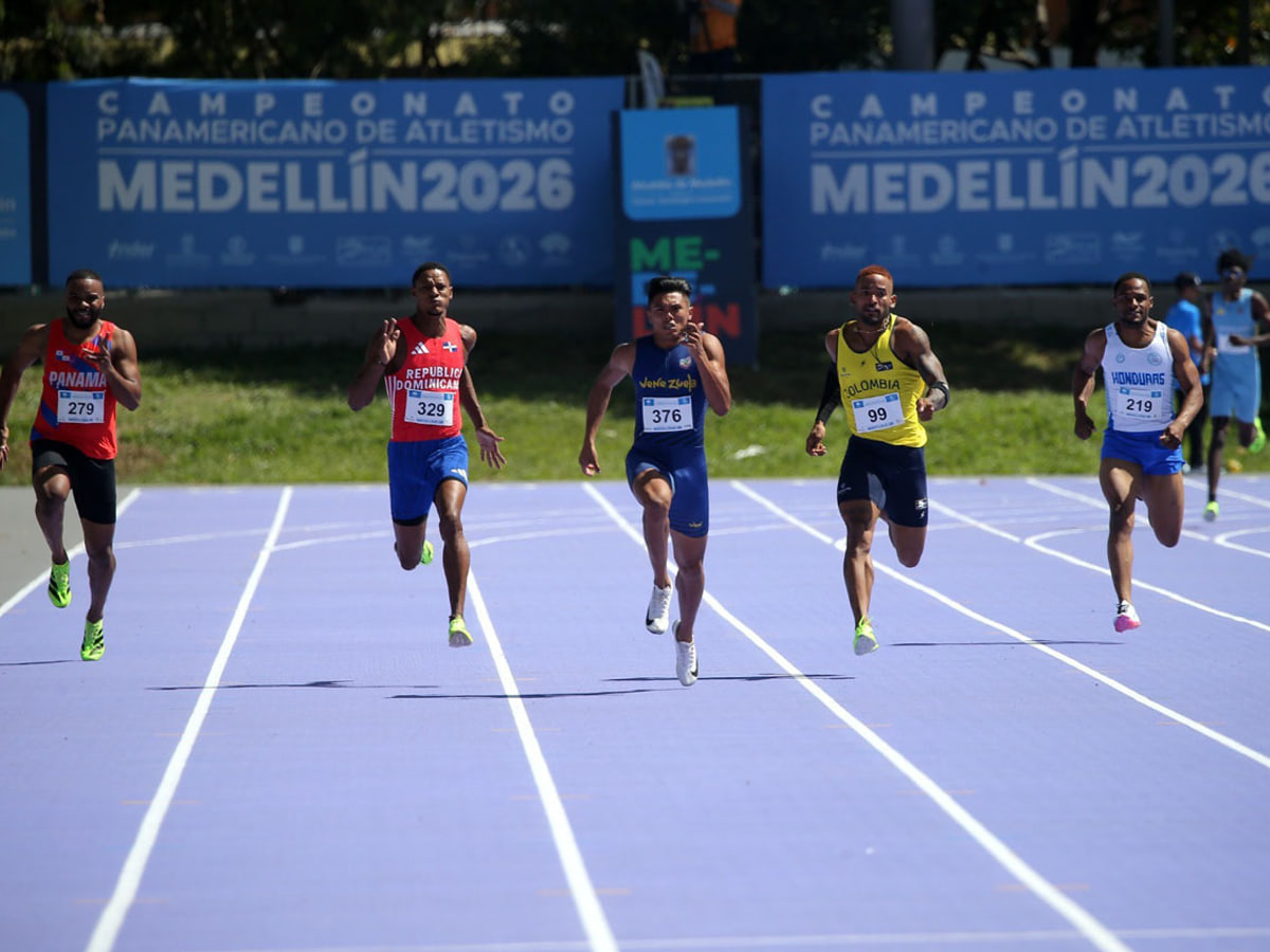 Corredores sobre la pista del Estadio de Atletismo Alfonso Galvis Duque durante el Panamericano de junio de 2026. Foto de contexto · fecha de toma no verificada.