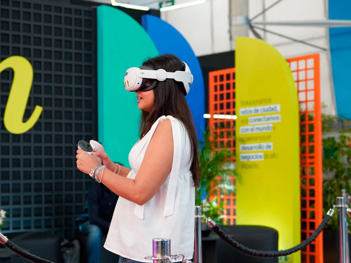 Una mujer usa un visor de realidad virtual en un espacio de Ruta N mostrado por la Alcaldía en su nota sobre Nextech. Foto de contexto · fecha de toma no verificada.