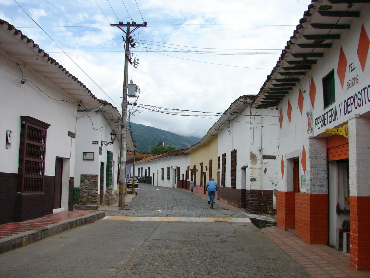 Calle hacia el parque principal del municipio de Santa Fe de Antioquia. Departamento de Antioquia, Colombia. SANTA FE DE ANTIOQUIA