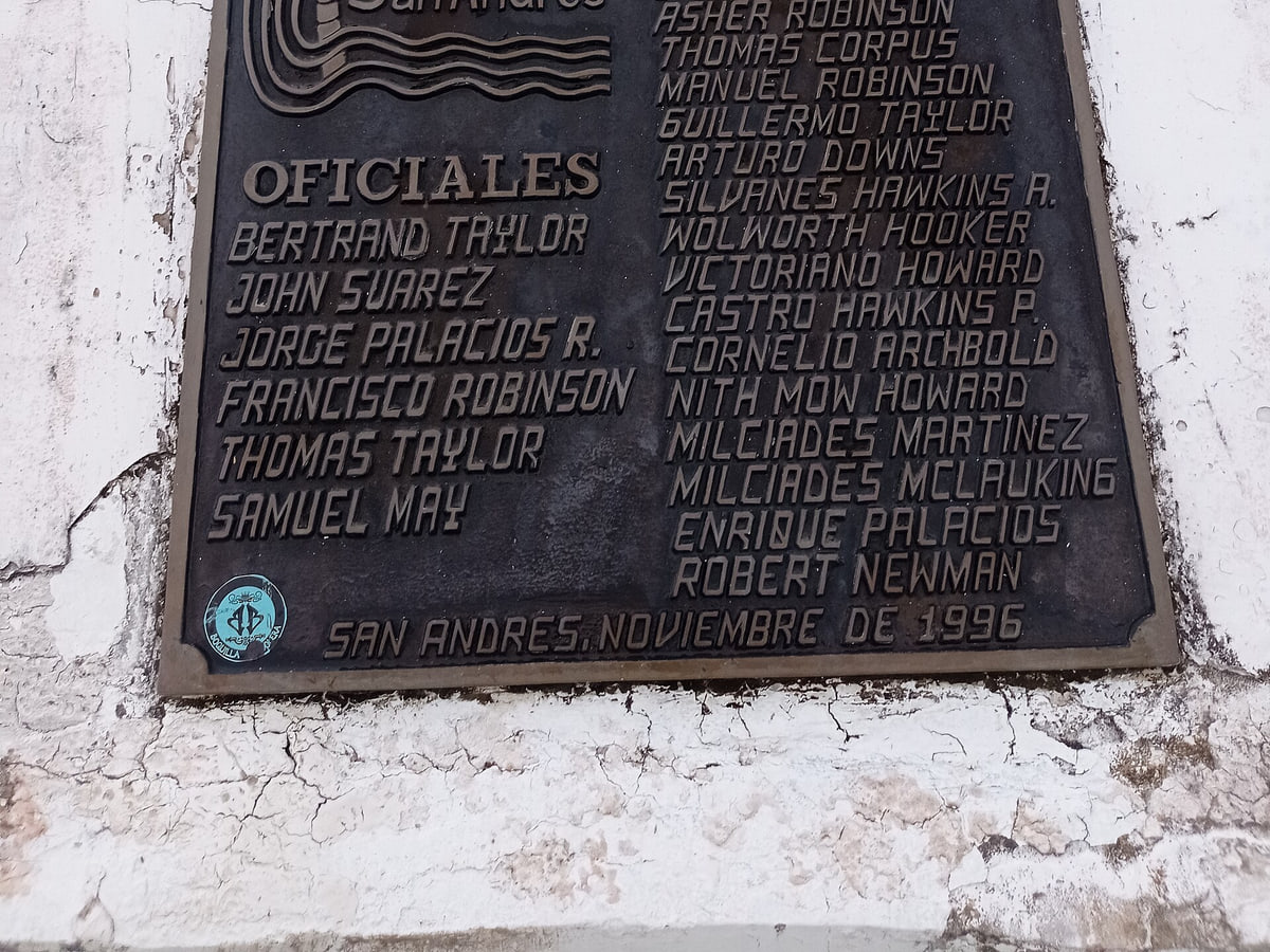 Monumento en honor a los Isleños que peliaron en la guerra contra El Perú, a las afueras del aeropuerto de San Andrés