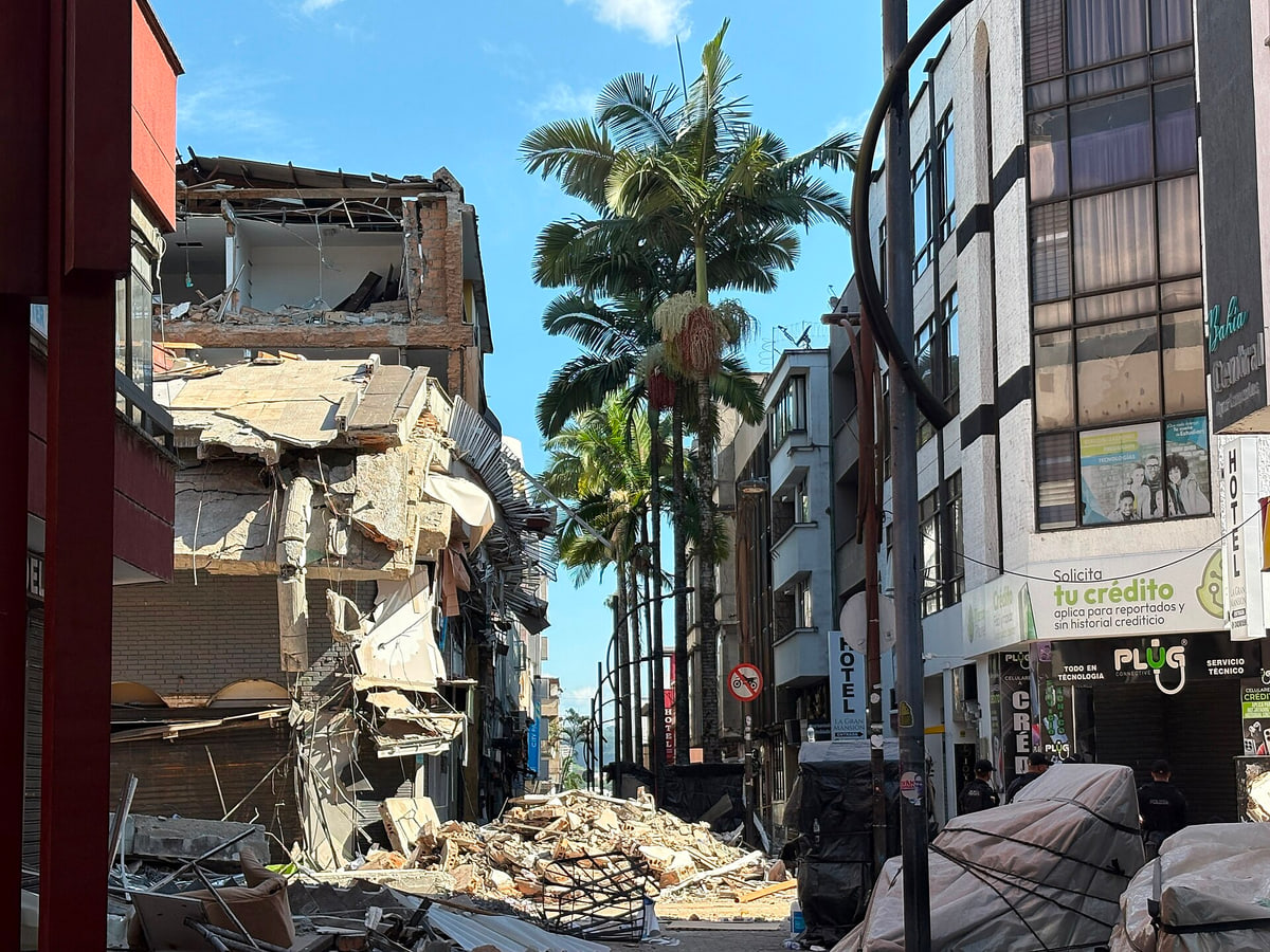 Fachada derrumbada de un edificio y escombros sobre una calle comercial en Colombia tras el terremoto del 10 de agosto de 2026
