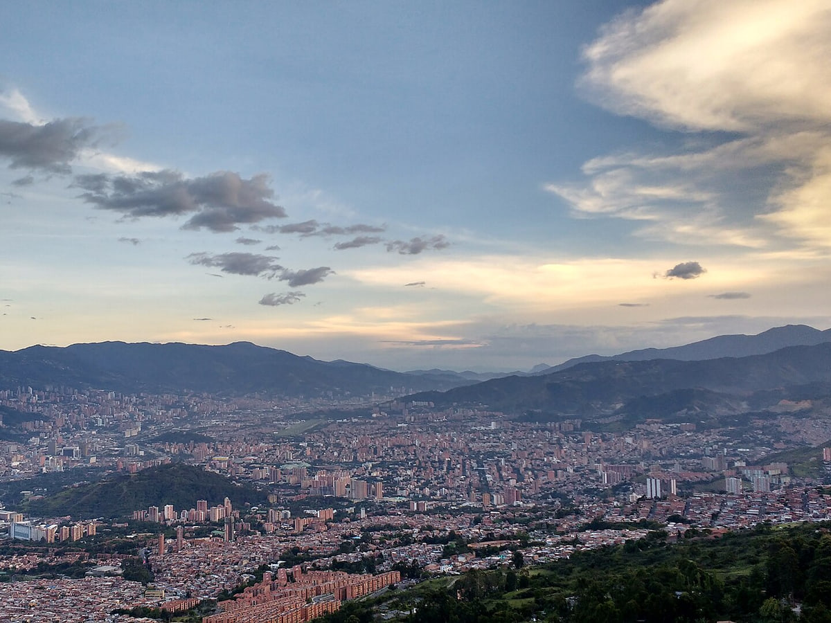 Panorámica del Valle del Aburrá y las montañas circundantes en una tarde soleada desde el Cerro El Picacho