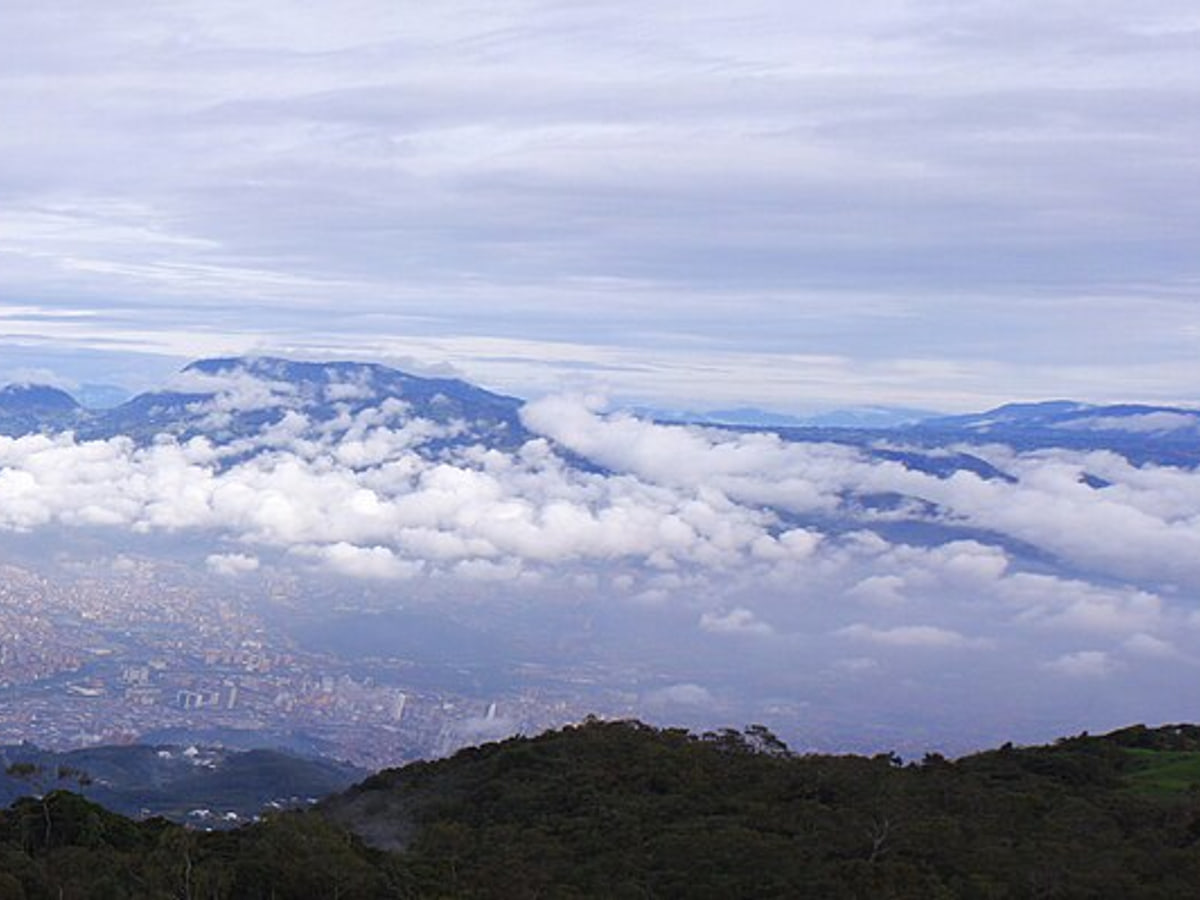 Panorámica del Valle de Aburrá desde el oriente. Se aprecia desde la cabecera urbana de Caldas (izq. de la imagen), hasta la de Bello (der).