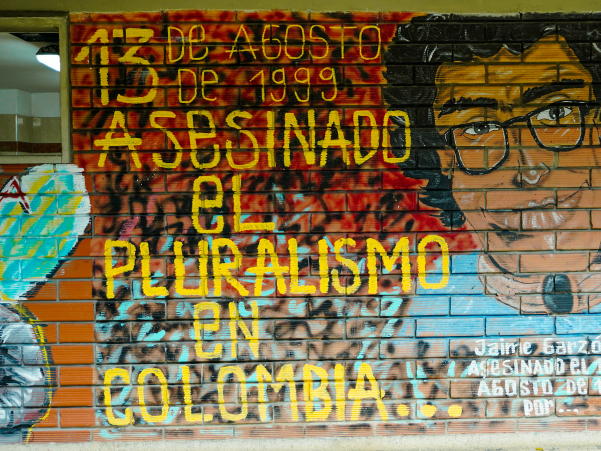 La obra denuncia el asesinato político y la pérdida del pluralismo, recupera su figura como símbolo de la crítica democrática y la esperanza en el diálogo social. El mural busca ma…