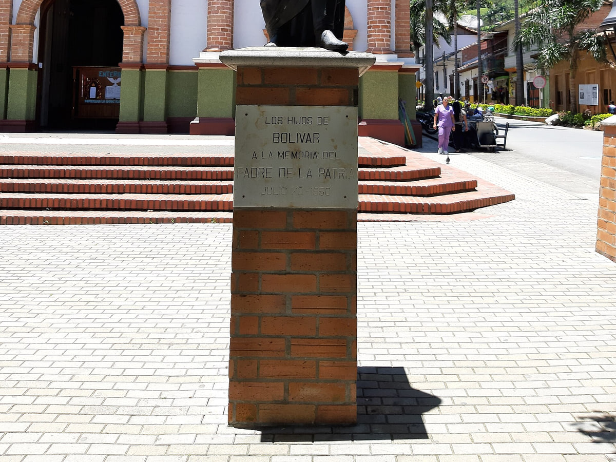 Estatua de Simón Bolívar en el parque principal del Municipio de Ciudad Bolívar, Antioquia, Colombia