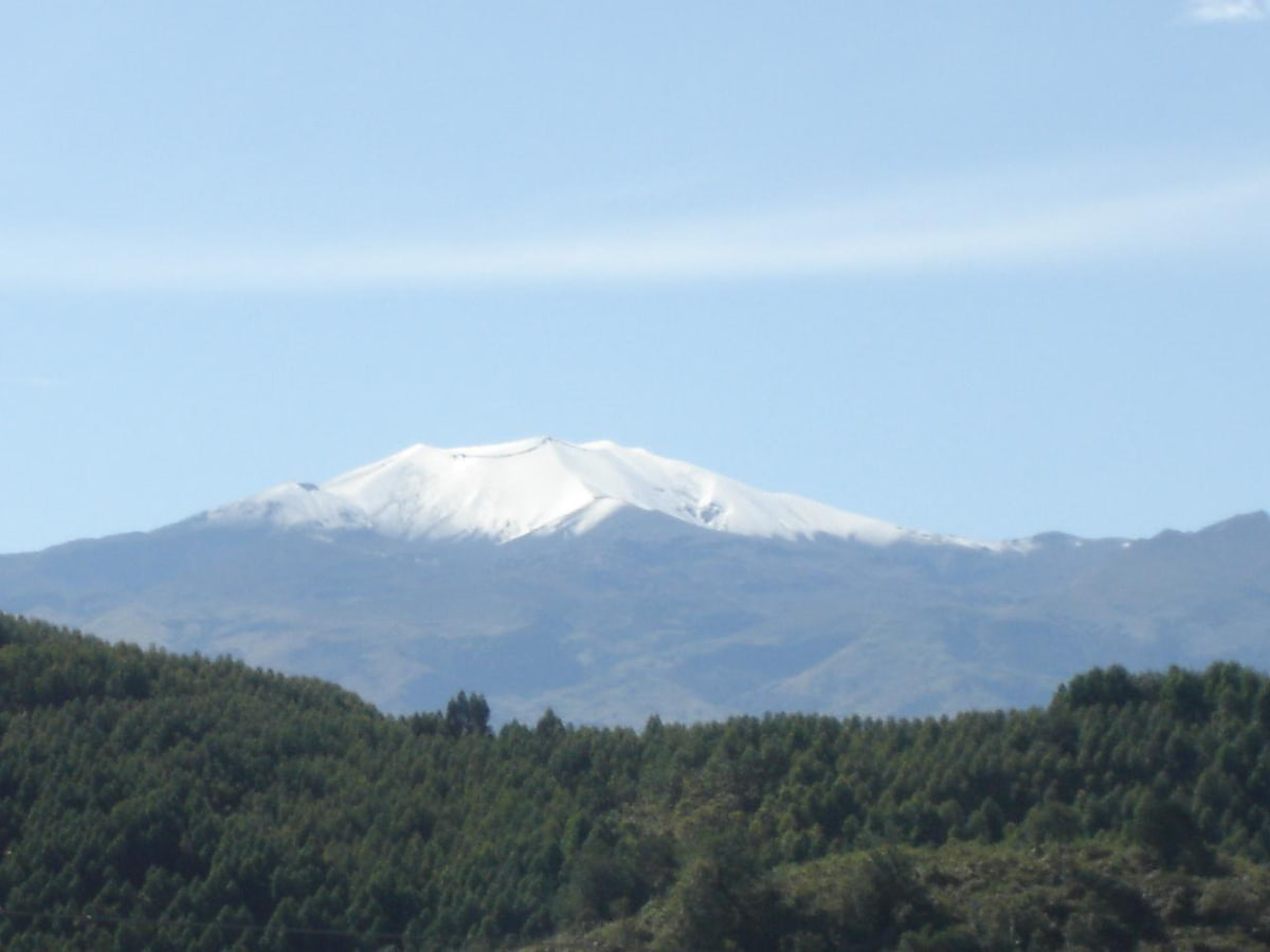 Fotografía de archivo del volcán Puracé visto desde Popayán en 2006; no muestra la actividad volcánica actual